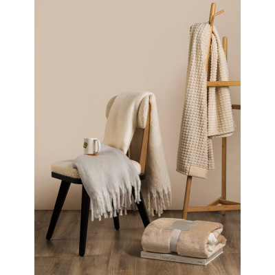 COMFY. Manta em poliéster reciclado (100 rPET)(300 g/m²), com uma sensação de toque mohair